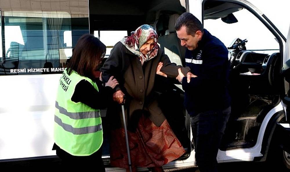 Bayraklı Belediyesi 'yaşlı destek hattı' kurdu